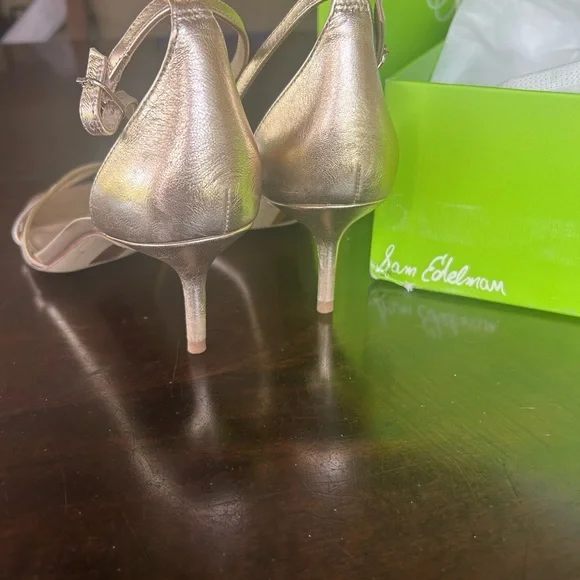 Sam Edelman gold stappy kitten heel sandal
Box included - Picture 3 of 5